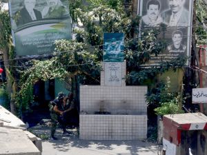 الاشتباكات في مخيم عين الحلوة أدت إلى مقتل 12 شخصاً وإصابة أكثر من 60 آخرين