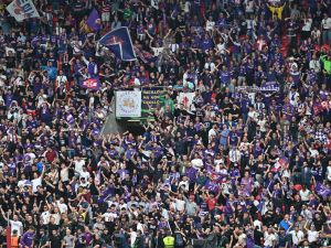 Fiorentina fans cheer prior to the UEFA Europa Conference League final football match between ACF Fiorentina and West Ham United FC in Prague, Czech Republic on June 7, 2023. (Photo by Joe Klamar / AFP)