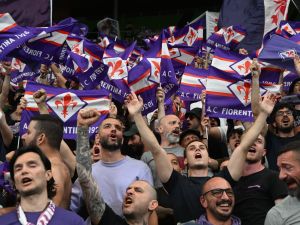 Fiorentina fans cheer prior to the UEFA Europa Conference League final football match between ACF Fiorentina and West Ham United FC in Prague, Czech Republic on June 7, 2023. (Photo by Michal CIZEK / AFP)