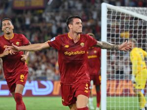 AS Roma's Brazilian defender Roger Ibanez celebrates after scoring during the Italian Serie A football match between AS Roma and Monza on August 30, 2022 at the Olympic stadium in Rome. (Photo by Alberto PIZZOLI / AFP)