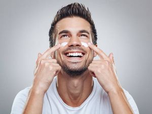 مستحضرات عناية بالبشرة يحتاجها الرجل خلال موجة الحر الحالية