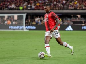 Rafael Leão #10 of AC Milan dribbles the ball against FC Barcelona in the first half of a preseason friendly match during the 2023 Soccer Champions Tour at Allegiant Stadium on August 01, 2023 in Las Vegas, Nevada. FC Barcelona defeated AC Milan 1-0. Ethan Miller/Getty Images/AFP (Photo by Ethan Miller / GETTY IMAGES NORTH AMERICA / Getty Images via AFP)