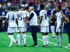 Real Madrid's coach Carlo Ancelotti (C) speaks with his players during a pre-season friendly football match between FC Barcelona and Real Madrid CF at AT&T Stadium in Arlington, Texas on July 29, 2023. (Photo by Aric Becker / AFP)