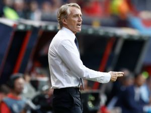 Italy's coach Roberto Mancini reacts and gestures during the UEFA Nations League semi final football match between Spain and Italy at the De Grolsch Veste Stadium in Enschede on June 15, 2023. (Photo by KENZO TRIBOUILLARD / AFP)