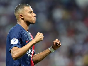 Paris Saint-Germain's French forward #07 Kylian Mbappe celebrates after scoring a penalty goal during the French L1 football match between Toulouse FC and Paris Saint-Germain (PSG) at The TFC Stadium in Toulouse, southwestern France, on August 19, 2023. (Photo by Charly TRIBALLEAU / AFP)