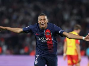 Paris Saint-Germain's French forward #07 Kylian Mbappe celebrates scoring Paris Saint-Germain's third goal during the French L1 football match between Paris Saint-Germain (PSG) and RC Lens at the Parc des Princes Stadium in Paris on August 26, 2023. (Photo by Alain JOCARD / AFP)