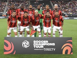 AC Milan pose for a photo before the start of a preseason friendly match against FC Barcelona during the 2023 Soccer Champions Tour at Allegiant Stadium on August 01, 2023 in Las Vegas, Nevada. Candice Ward/Getty Images/AFP (Photo by Candice Ward / GETTY IMAGES NORTH AMERICA / Getty Images via AFP)