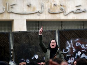 لبناني وزوجته يقتحمان فرع بنك لبنان والمهجر