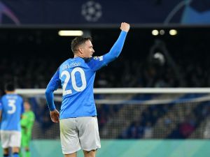 Napoli's Polish midfielder Piotr Zielinski celebrates after scoring a penalty and his side's third goal during the UEFA Champions League round of 16, second leg football match between SSC Napoli and Eintracht Frankfurt at the Diego-Maradona stadium in Naples on March 15, 2023. (Photo by Tiziana FABI / AFP)