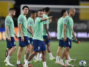 جانب من تدريبات منتخب البرازيل Brazil’s Neymar (C) participates in a training session at the Mangueirao stadium in Belem, Para State, Brazil, on September 7, 2023, on the eve of their 2026 FIFA World Cup Qualifier football match against Bolivia. (Photo by CARL DE SOUZA / AFP)