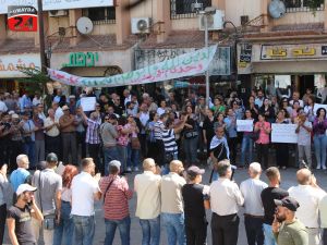  حراس وامنيون في مقر حزب البعث العربي الاشتراكي الحاكم في سورية هم من فتح النار على المتظاهرين 