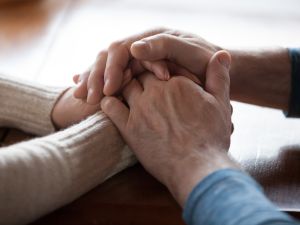تفسير حلم رؤية مسك يد الميت في المنام