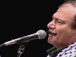 ينحدر الفنان الراحل حسين منذر من القرى السبع اللبنانية-الفلسطينية التي حصل لاجئوها على الجنسية اللبنانية،