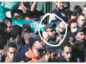 صورة لعنصر حماس الجاسوس الاسرائيلي يشيع صديقه 