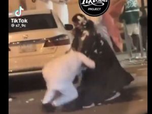 الفتاة لم توقف معركتها بل انها اصطدمت ايضا مع بعض الوسطاء الذين احتجو على رده فعلها العنيف 