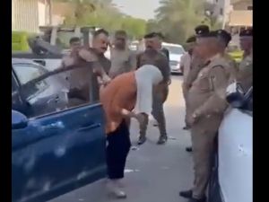 تضارب بالايدي بين ضابطة عراقية وزميل لها في الشارع العام