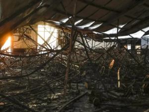 This picture shows the burnt out interior of an event hall in Qaraqosh also known as Hamdaniyah, where a fire broke out during a wedding, killing at least 100 people and injuring more than 150, on September 27, 2023. (Photo by Zaid AL-OBEIDI / AFP)  Nineveh wedding
