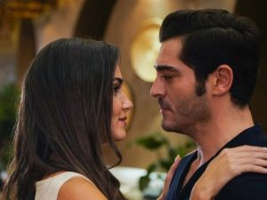 Bambaşka Biri fragmanını izle