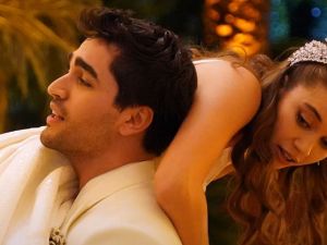 Yalı Çapkını stars Afra Saraçoğlu and Mert Ramazan Demir renew their love in Marmaris