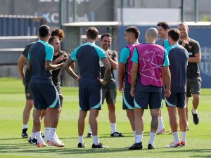 Barcelona's Spanish coach Xavi (C) talks with Barcelona's players during a training session ahead of the UEFA Champions League football match between FC Barcelona and Royal Antwerp FC, at the training ground in Sant Joan Despi, near Barcelona, on September 18, 2023. (Photo by LLUIS GENE / AFP)