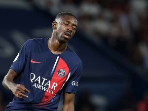 Paris Saint-Germain's French forward #10 Ousmane Dembele reacts after missing a goal during the French L1 football match between Paris Saint-Germain (PSG) and OGC Nice at The Parc des Princes Stadium in Paris on September 15, 2023. (Photo by FRANCK FIFE / AFP)