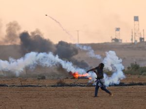 اسرائيل تقصف مواقع لحماس مع تواصل التظاهرات عند حدود غزة