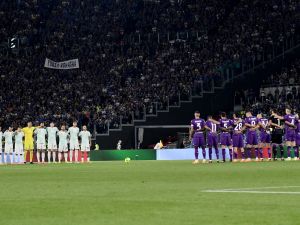 Players of Fiorentina (R) and Inter Milan observe a minute of silence for the victims of previous week's deadly flood in the Emilia-Romagna region, ahead of the Italian Cup (Coppa Italia) final football match between Fiorentina and Inter Milan at the Stadio Olimpico in Rome, on May 24, 2023. (Photo by Isabella BONOTTO / AFP)