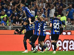Inter Milan's French forward #09 Marcus Thuram (Bottom L) celebrates with teammates after scoring his team's second goal during the Italian Serie A football match between Inter Milan and AC Milan at the San Siro Stadium in Milan on September 16, 2023. (Photo by GABRIEL BOUYS / AFP)