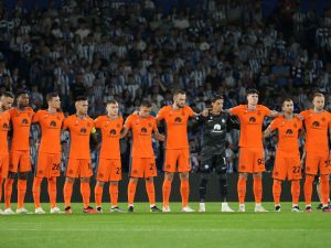Inter Milan's players line up before the start of the UEFA Champions League 1st round day 1 group D football match between Real Sociedad and Inter Milan at the Reale Arena stadium in San Sebastian on September 20, 2023. (Photo by CESAR MANSO / AFP)