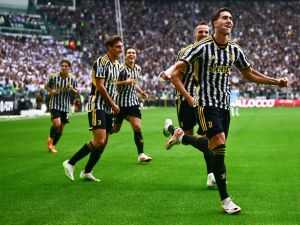 Juventus' Serbian forward #09 Dusan Vlahovic celebrates after scoring his team's third goal during the Italian Serie A football match between Juventus and Lazio at the “Allianz Stadium” in Turin, on September 16, 2023. (Photo by MARCO BERTORELLO / AFP)