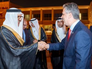 وزير الخارجية الإسرائيلي، إيلي كوهين، يصافح نظيره البحريني