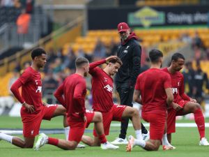 Liverpool's German manager Jurgen Klopp (C) watches his players warm up ahead of the English Premier League football match between Wolverhampton Wanderers and Liverpool at the Molineux stadium in Wolverhampton, central England on September 16, 2023. (Photo by Adrian DENNIS / AFP)