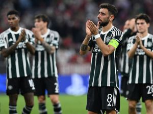 Manchester United's Portuguese midfielder #08 Bruno Fernandes (2nd R) and his teammates applaud after the UEFA Champions League Group A football match FC Bayern Munich v Manchester United in Munich, southern Germany on September 20, 2023. (Photo by CHRISTOF STACHE / AFP)