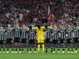 Manchester United players observe a minute's silence for the victims of the flooding in Libya and the earthquake in Morocco prior to the UEFA Champions League Group A football match FC Bayern Munich v Manchester United in Munich, southern Germany on September 20, 2023. (Photo by CHRISTOF STACHE / AFP)