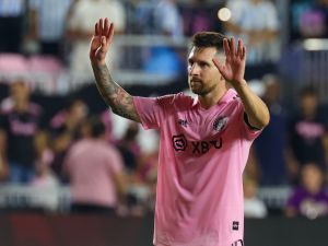 Inter Miami's Argentine forward #10 Lionel Messi thanks the fans at the end ofthe Major League Soccer (MLS) football match between Inter Miami CF and Nashville SC at DRV PNK Stadium in Fort Lauderdale, Florida, on August 30, 2023. (Photo by Chris Arjoon / AFP)
