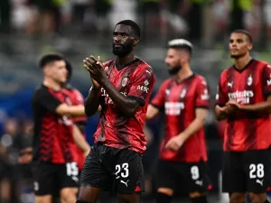 AC Milan's English defender #23 Fikayo Tomori applauds supporters at the end of the UEFA Champions League 1st round group F football match between AC Milan and Newcastle at the San Siro stadium in Milan on September 19, 2023. (Photo by GABRIEL BOUYS / AFP)
