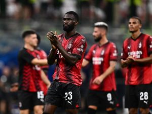 AC Milan's English defender #23 Fikayo Tomori applauds supporters at the end of the UEFA Champions League 1st round group F football match between AC Milan and Newcastle at the San Siro stadium in Milan on September 19, 2023. (Photo by GABRIEL BOUYS / AFP)