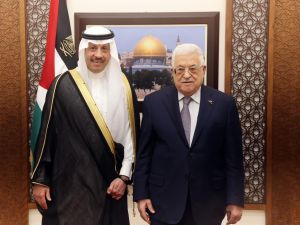   السفير السديري وعد بالزيارة في المستقبل.