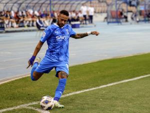 Hilal's Brazilian forward #10 Neymar shoots a corner kick during the AFC Champions League Group D football match between Al-Hilal and PFC Navbahor Namangan at King Fahd International Stadium in Riyadh on September 18, 2023. (Photo by Fayez Nureldine / AFP)