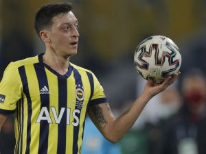 Fenerbahce's German midfielder Mesut Ozil reacts during the Turkish Super League (Super Lig) football match between Fenerbahce S.K. and Galatasaray S.K. at The Sukru Saracoglu Stadium in Istanbul on February 6, 2021. (Photo by Kenan Asyali / POOL / AFP)