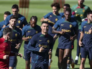 Portugal's forward Cristiano Ronaldo (C) and teammates attend a training session at Cidade do Futebol in Oeiras, outskirts of Lisbon on June 16, 2023 ahead of of their UEFA Euro 2024 Group J qualifiers match against Bosnia and Herzegovina (Photo by CARLOS COSTA / AFP)
