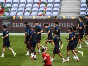Portugal’s players attend a training session at Algarve stadium in Loule, on September 10, 2023, on the eve of the European Championship qualifying football match against Luxembourg. (Photo by Patricia DE MELO MOREIRA / AFP)
