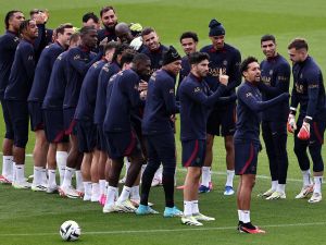 Paris Saint-Germain's players react during a training session at Poissy, west of Paris on September 29, 2023, on the eve of the L1 football match against Clermont. (Photo by FRANCK FIFE / AFP)