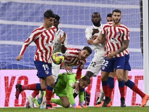 Atletico Madrid's Spanish forward Alvaro Morata (L) controls the ball during the Spanish League football match between Real Madrid CF and Club Atletico de Madrid at the Santiago Bernabeu stadium in Madrid, on February 25, 2023. (Photo by OSCAR DEL POZO / AFP)