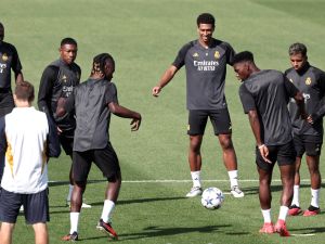 (From L) Real Madrid's French defender #23 Ferland Mendy, Real Madrid's Austrian defender #04 David Alaba, Real Madrid's French midfielder #12 Eduardo Camavinga, Real Madrid's English midfielder #5 Jude Bellingham, Real Madrid's French defender #18 Aurelien Tchouameni and Real Madrid's Brazilian forward #11 Rodrygo attend a training session on the eve of the UEFA Champions League football match between Real Madrid and Union Berlin at Valdebebas Sport City in Madrid on September 19, 2023. (Photo by Thomas CO