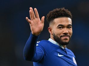 Chelsea's English defender Reece James waves to the fancs after the UEFA Champions League round of 16 second-leg football match between Chelsea and Borrusia Dortmund at Stamford Bridge in London on March 7, 2023. (Photo by Glyn KIRK / IKIMAGES / AFP)