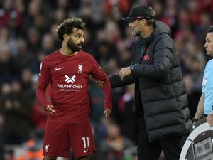 Liverpool's German manager Jurgen Klopp (R) speaks with Liverpool's Egyptian striker Mohamed Salah (L) during the English Premier League football match between Liverpool and Manchester City at Anfield in Liverpool, north west England on October 16, 2022. (Photo by Oli SCARFF / AFP) 