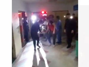 المستشفى الاندونيسي يستقبل الجرحى باستخدام إضاءة الهواتف النقالة 
