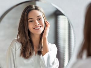 طريقة تنظيف البشرة العميق مثل العيادات