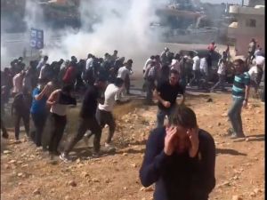 الامن الاردني يطلق قنابل دخانية على متضامنين تدفقو الى الحدود الفلسطينية